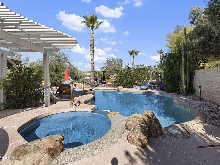8018 E VISTA BONITA Drive photo 1
