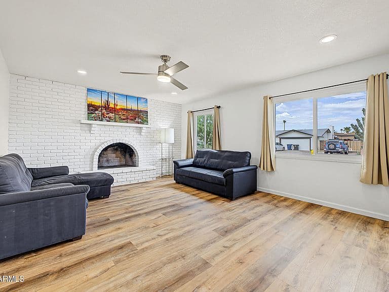 213 E STRAHAN Drive photo 4