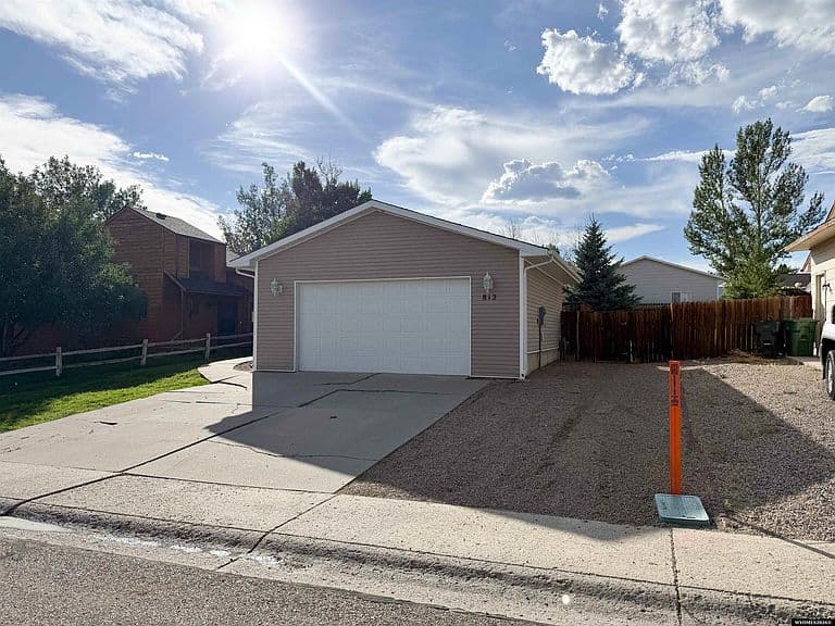 812 Burr Dr photo 3