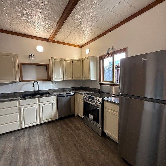 215 2nd St photo 2