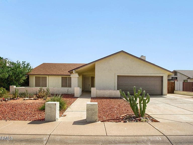 8231 W CORRINE Drive photo 1
