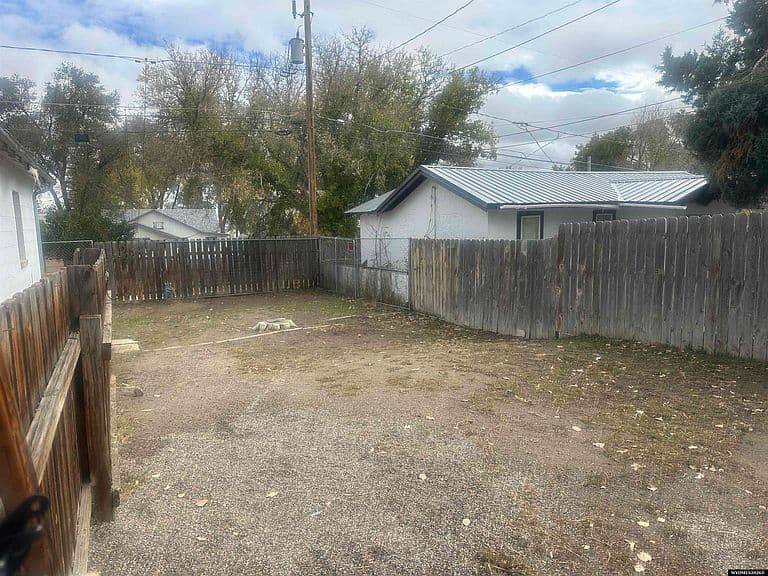 1021 9th St photo 2