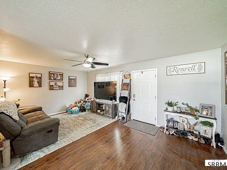 3893 E Ash Ln photo 4