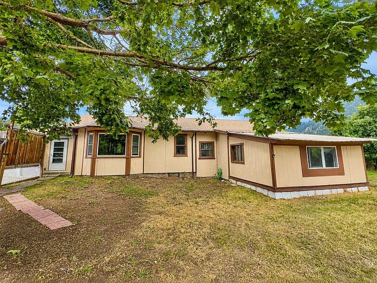 421 Montana Ave photo 1