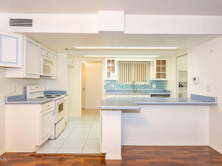 517 HOWARD Drive photo 4