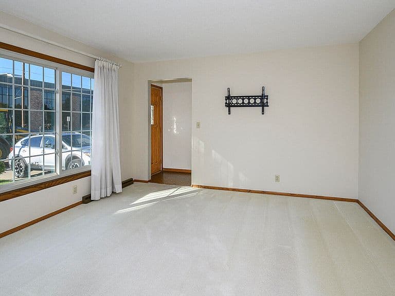 402 W Divide Ave photo 2