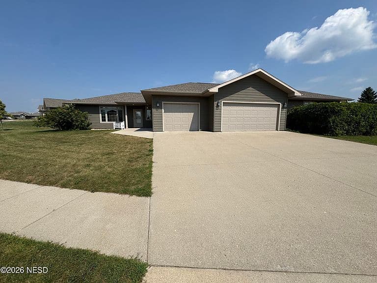 1008 Oak Dr NE photo 1