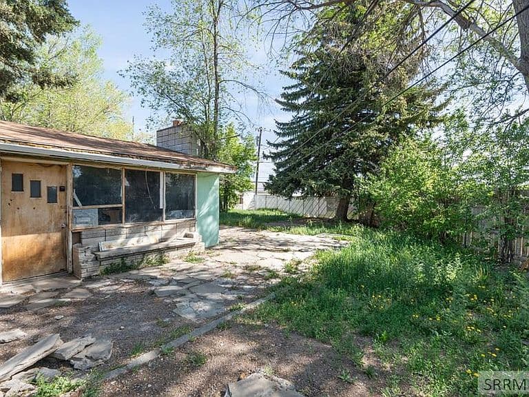 830 NE Bonneville Dr photo 4