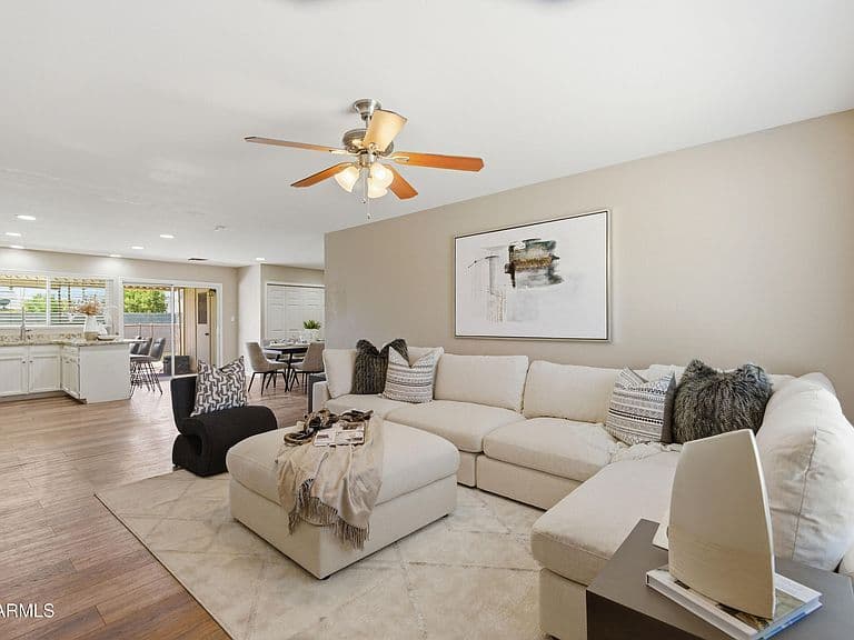 1527 W ALAMO Drive photo 2