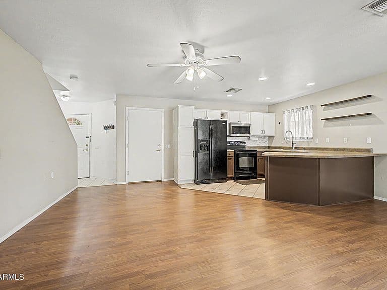 2920 E EBERLE Lane photo 2
