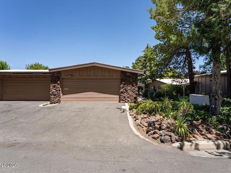 176 Lake Glen Dr photo 2