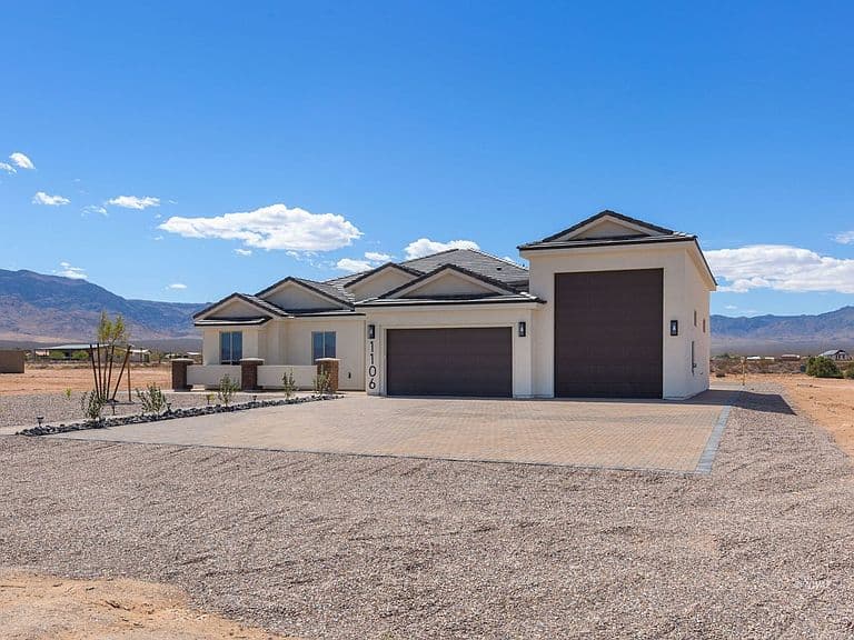 1106 E Las Vegas Way photo 2