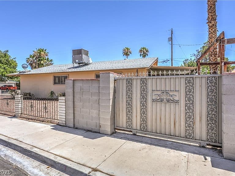 2100 Sundale St photo 4
