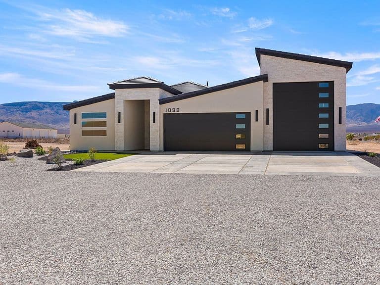 1098 E Las Vegas Way photo 2