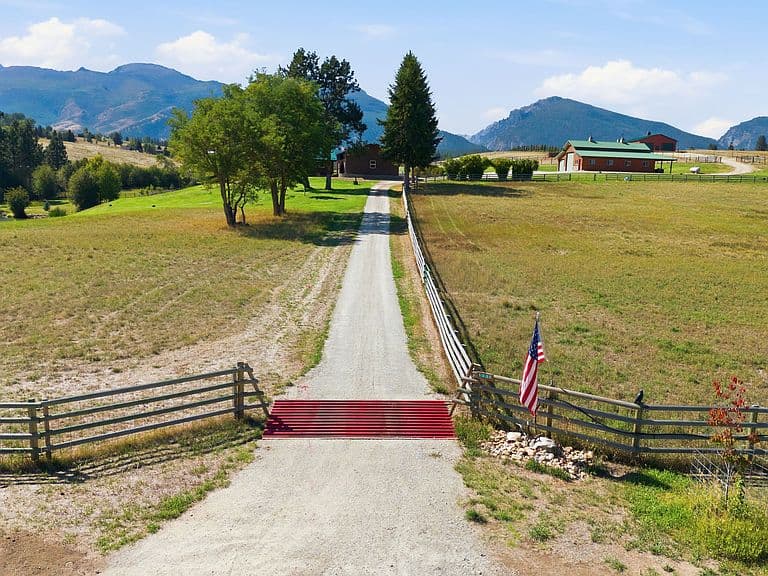 1335 Country Rd photo 4