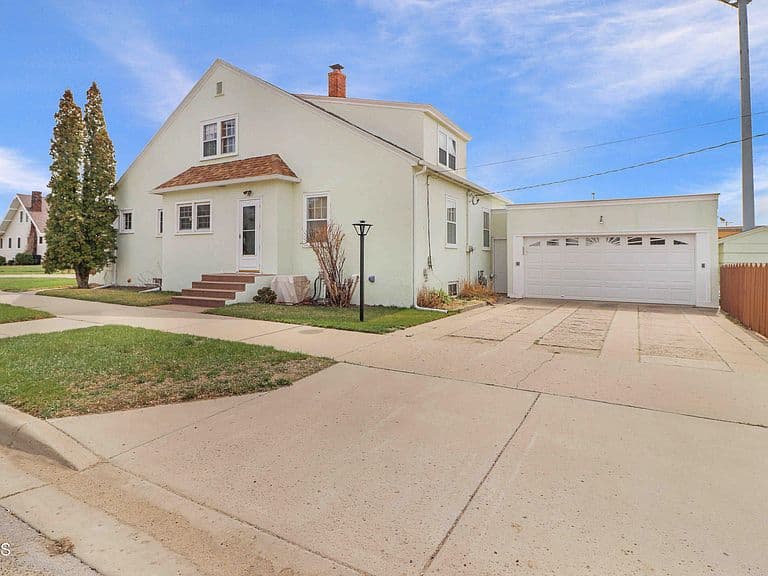 423 2nd Ave E photo 4