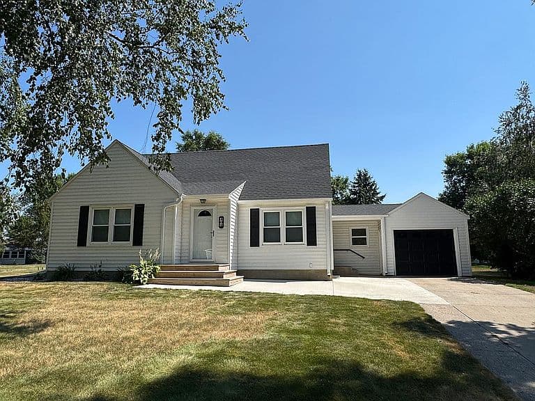 305 Park Dr photo 3