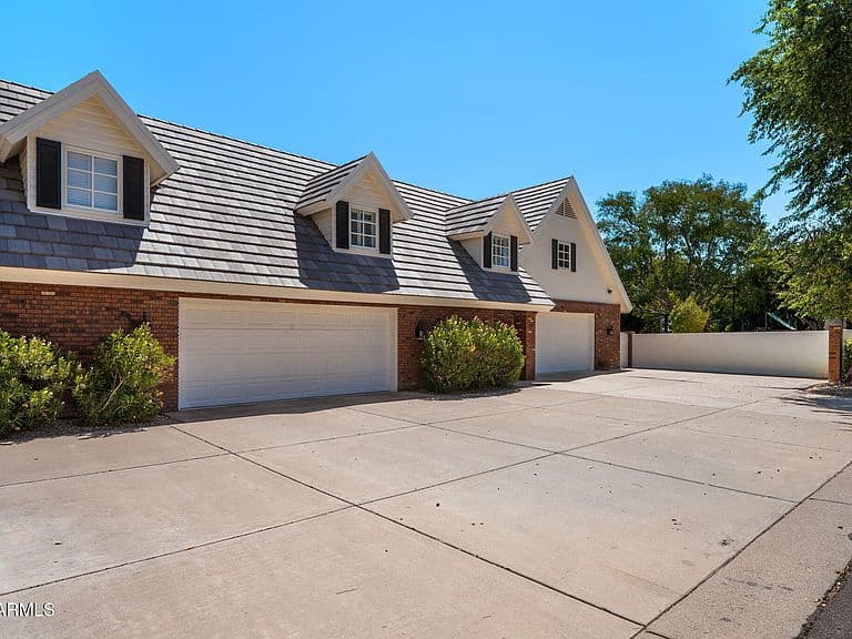 1001 E CAROLINE Lane photo 2
