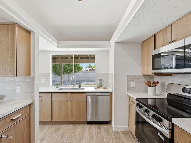 868 N JESSE Street photo 2
