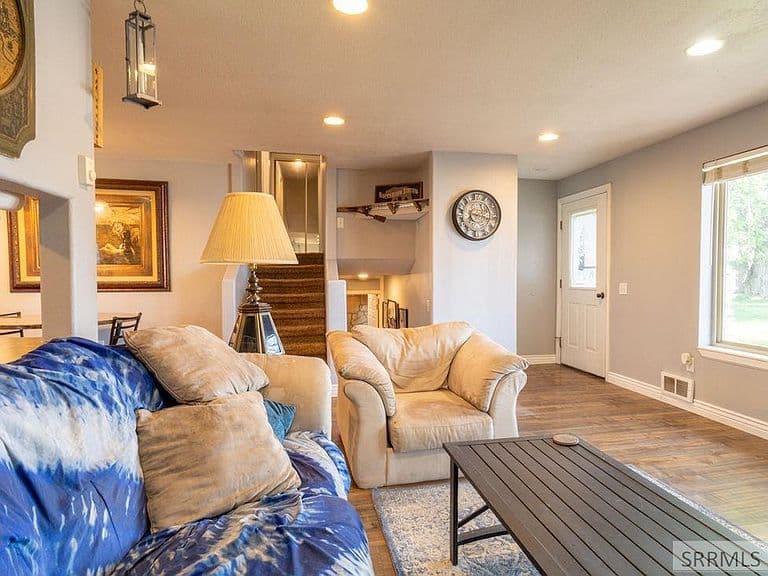 621 Lakeside Dr photo 3