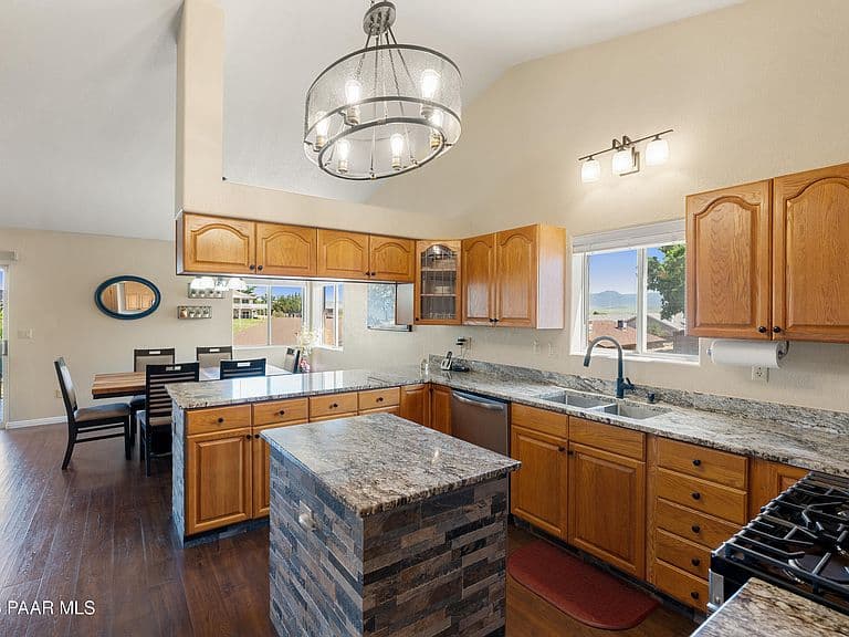 9560 E Catalina Dr photo 3