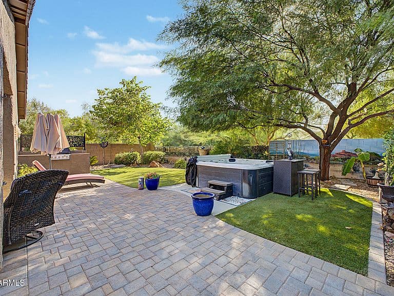 2504 N HUDSON Drive photo 2