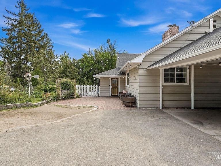 17063 N Midsummers Ln photo 4