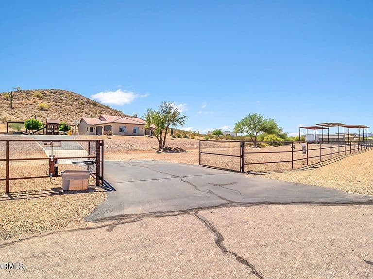 1447 W RYLIE Court photo 4