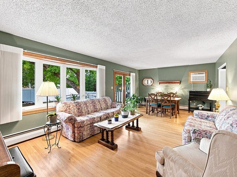 2410 Evergreen Rd N photo 5