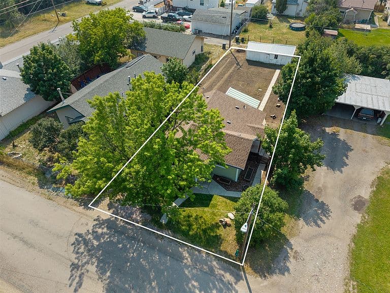 925 3rd St photo 3