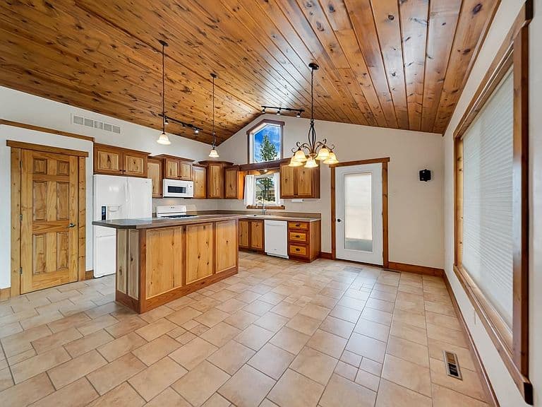 25007 Chandler Dr photo 4