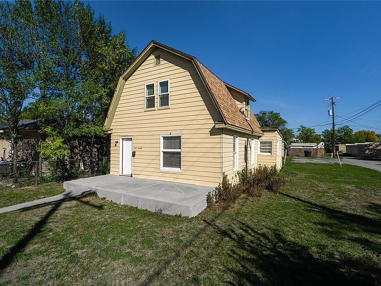 413 Birch Ave photo 1