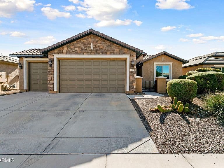 26223 W LOUISE Drive photo 1