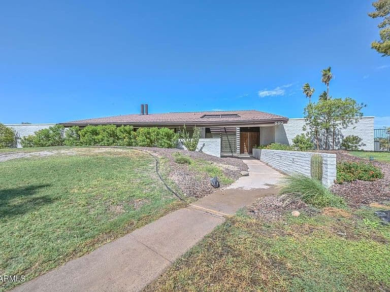 560 E CAMPINA Drive photo 2