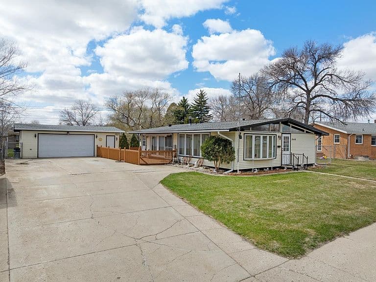 1949 Anderson Dr photo 1
