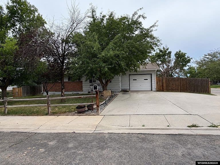 370 Driftwood St photo 1