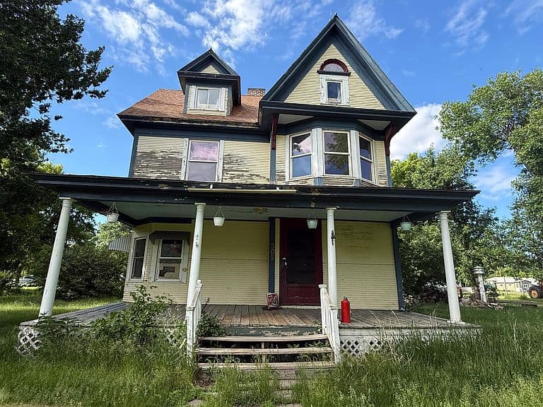 305 Main St photo 1