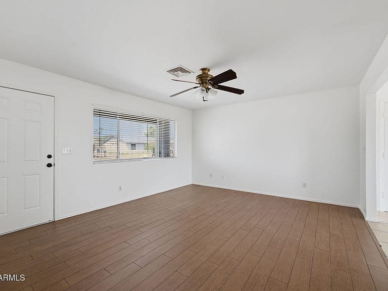 1126 W AUBURN Drive photo 5