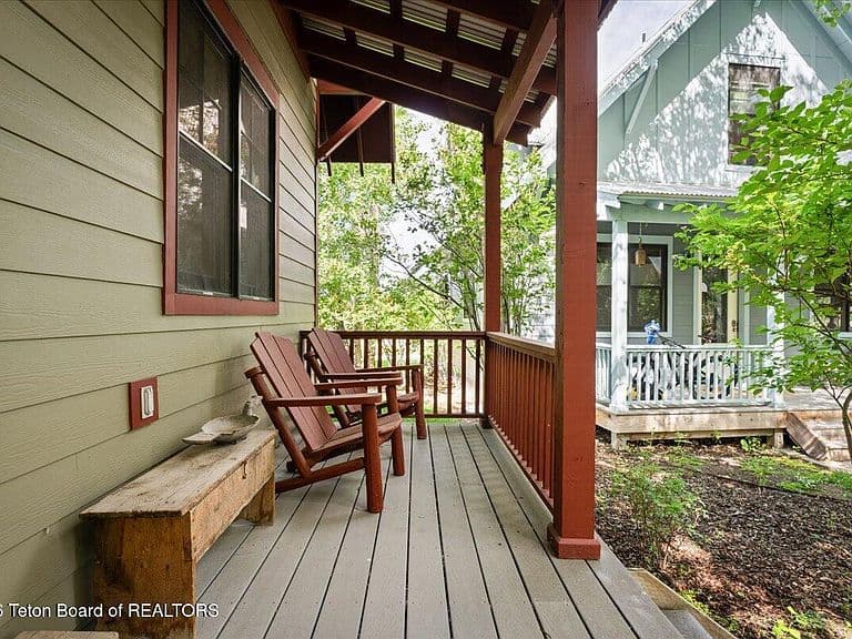 9088 Village Way photo 3