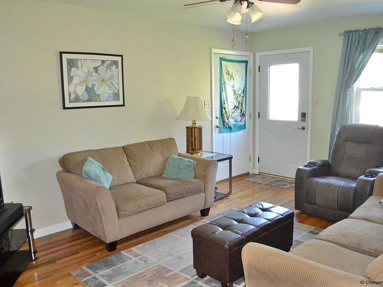 827 Stevens Dr photo 2