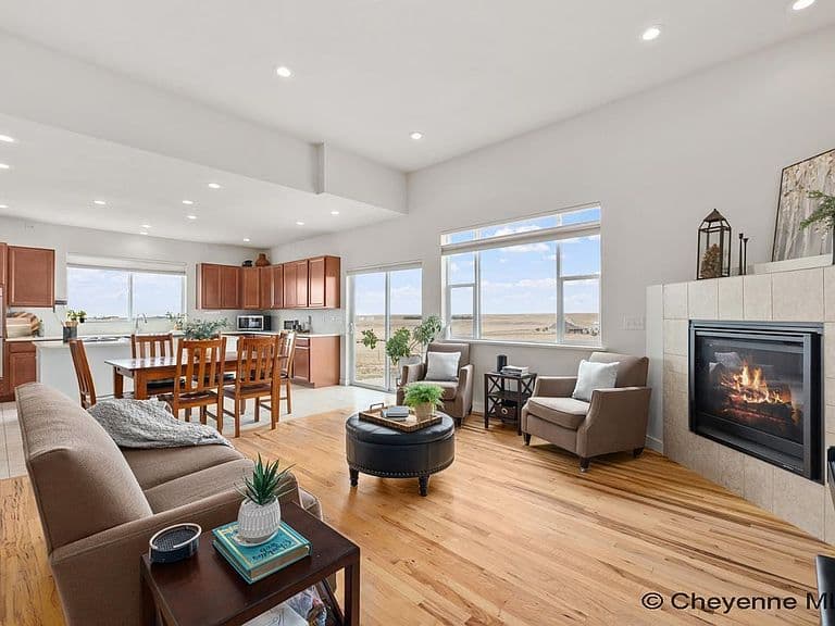 2052 Zelma Dr photo 4