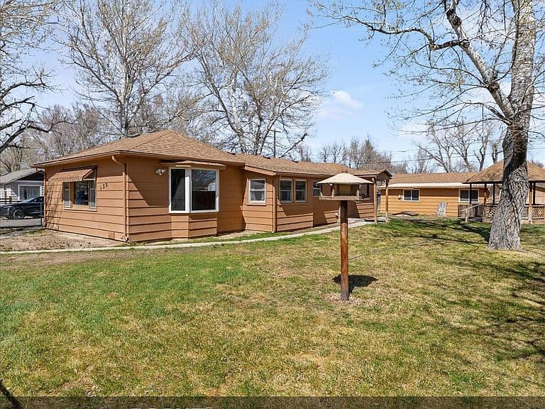 132 Benton Ave photo 2