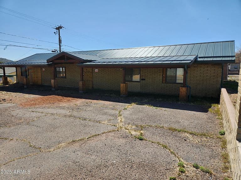 704 S MEADOW Street photo 3