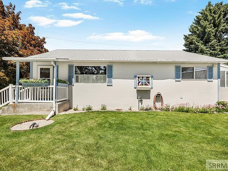 877 Flora Cir photo 3