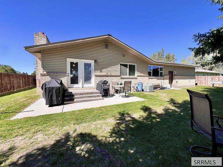 2 Brandon Dr photo 2