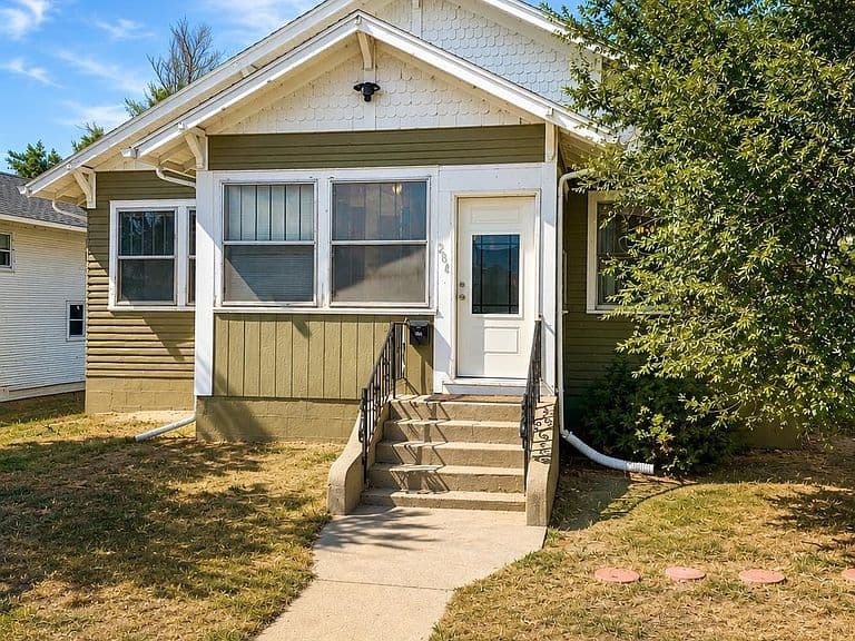 264 E F St photo 1