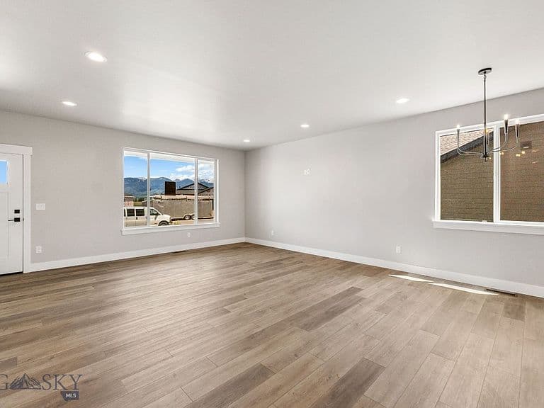 1105 Melissa Way photo 2