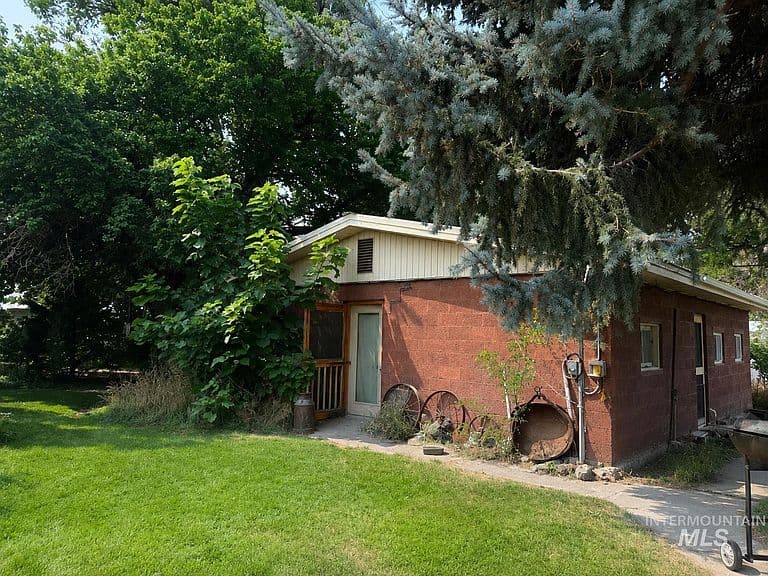 377 S Davis Rd photo 2