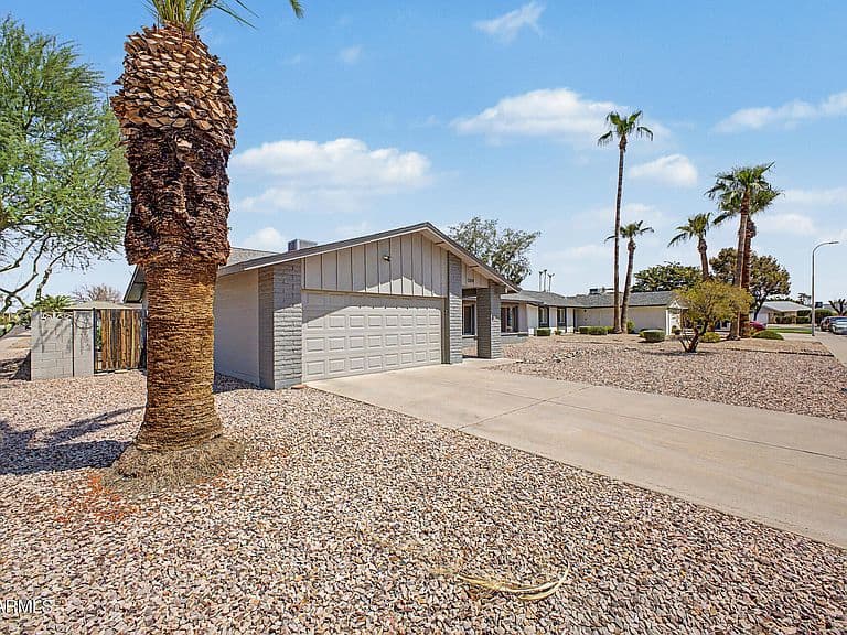 1304 E DUNBAR Drive photo 2