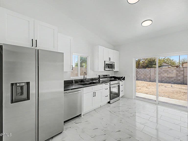3235 W VAQUERO Drive photo 4